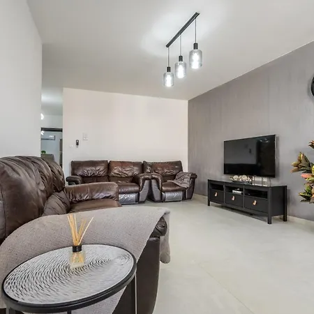 Brand New 3br Close To Amenities Сент-Полс-Бей