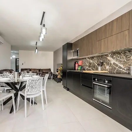 Brand New 3br Close To Amenities Διαμέρισμα *