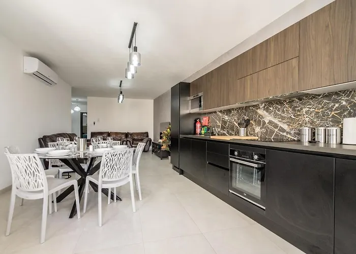 Brand New 3br Close To Amenities Apartment *