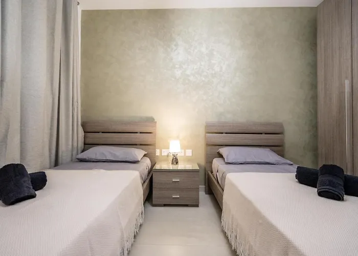 Brand New 3br Close To Amenities Apartment *